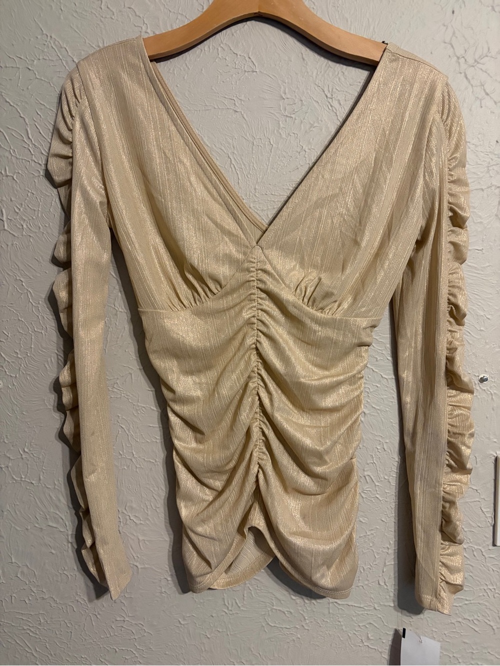NWT Love@fs Ruched Metallic V-Neck Long Sleeve Top in Champagne Size Extra Small